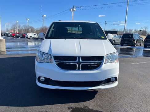 Used 2018 Dodge Grand Caravan SXT image 2