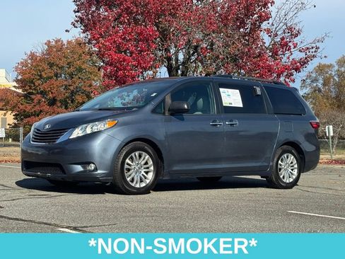 Used 2016 Toyota Sienna XLE image 3