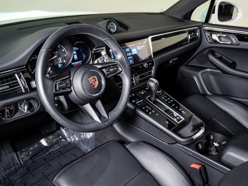 Certified 2025 Porsche Macan image 4