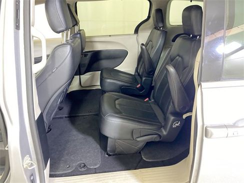 Used 2019 Chrysler Pacifica Touring-L image 28