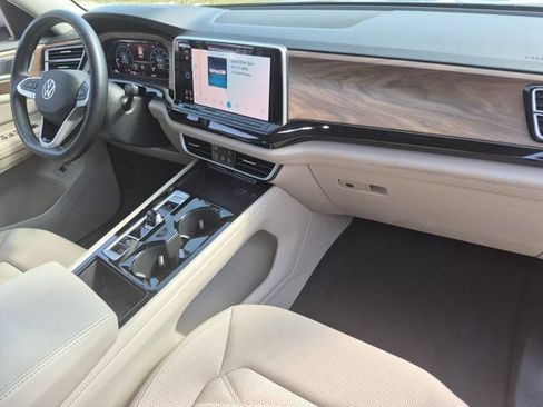 Used 2025 Volkswagen Atlas SE FWD image 32
