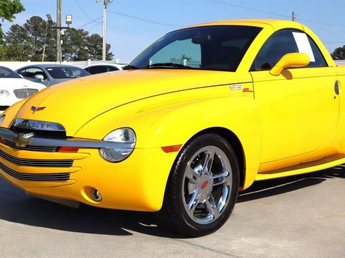 Used 2003 Chevrolet SSR w/ Preferred Equipment Group image 19