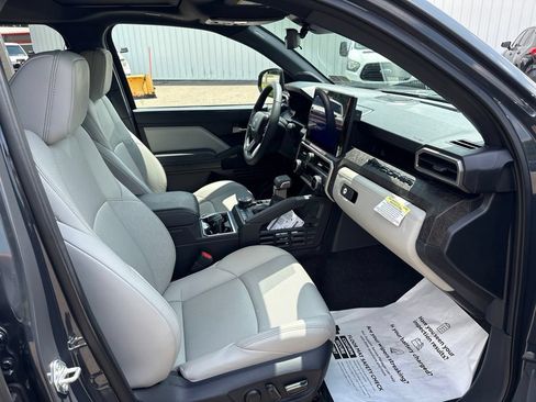 Certified 2025 Toyota Tacoma Limited AWD/4WD image 18