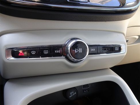 Used 2019 Volvo XC40 T5 Inscription image 24