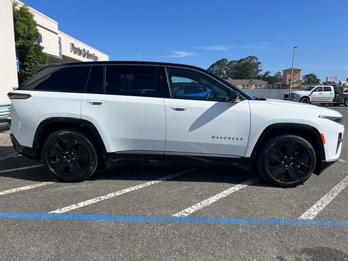 New 2025 Jeep Wagoneer S Launch Edition w/ Trailer Tow Group AWD/4WD image 4