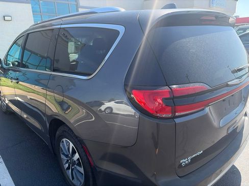 Used 2021 Chrysler Pacifica Touring-L FWD image 7