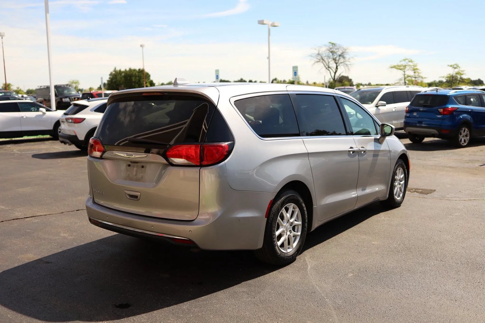 Used 2020 Chrysler Pacifica Touring w/ Advanced Safetytec Group FWD image 5