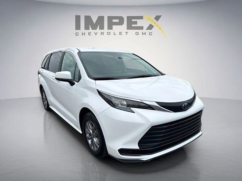 Used 2025 Toyota Sienna LE FWD image 7