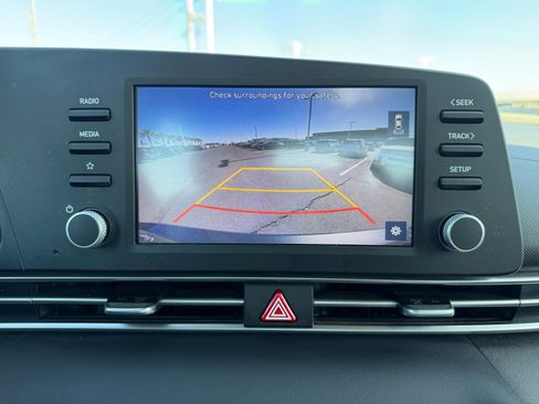 Used 2021 Hyundai Elantra SE image 29