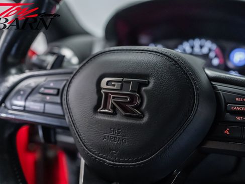 Used 2018 Nissan GT-R Premium image 30