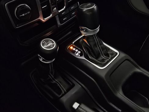 Used 2023 Jeep Wrangler Unlimited Sahara AWD/4WD image 17