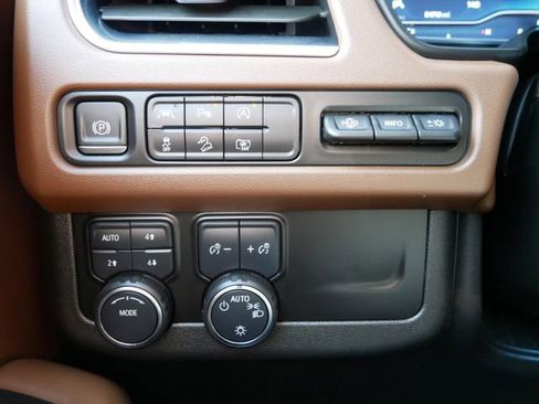 Used 2024 Chevrolet Suburban High Country image 21