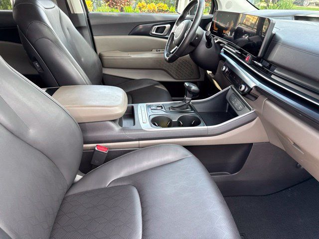 Used 2025 Kia Carnival FWD image 10