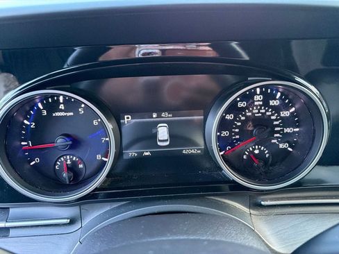 Certified 2024 Kia Carnival EX FWD image 19