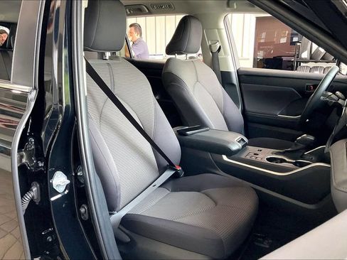 Used 2025 Toyota Highlander LE FWD image 23