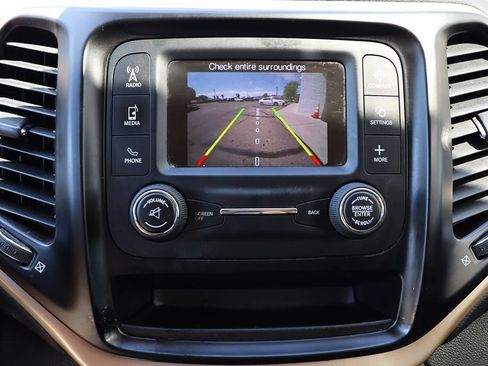 Used 2018 Jeep Cherokee Latitude FWD image 48