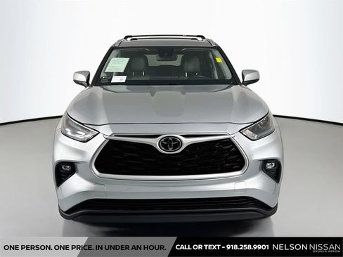 Used 2022 Toyota Highlander XLE AWD/4WD image 2