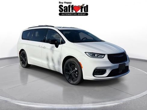 New 2026 Chrysler Pacifica Limited w/ Uconnect Theater Family Group FWD image 10