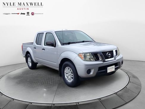 Used 2018 Nissan Frontier SV image 2