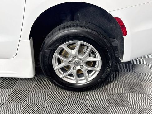 Used 2024 Chrysler Pacifica Touring-L FWD image 4