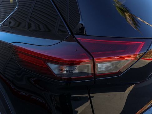 Used 2023 Nissan Rogue SL w/ SL Premium Package image 7