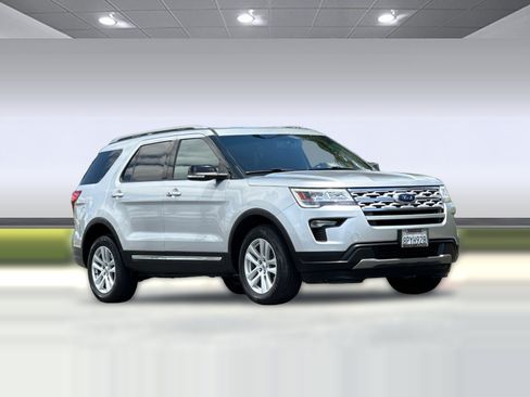 Used 2018 Ford Explorer XLT w/ Equipment Group 201A AWD/4WD image 6