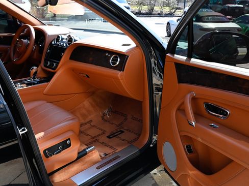 Used 2019 Bentley Bentayga AWD/4WD image 50