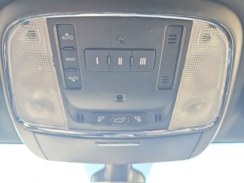 Used 2022 Jeep Grand Cherokee Limited image 32