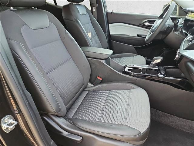 Used 2025 Chevrolet Trax LT FWD image 19