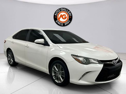 Used 2017 Toyota Camry SE FWD image 1