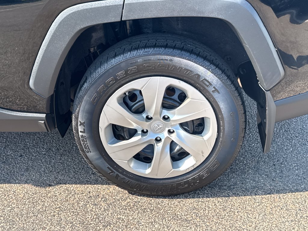 Used 2021 Toyota RAV4 LE AWD/4WD image 40