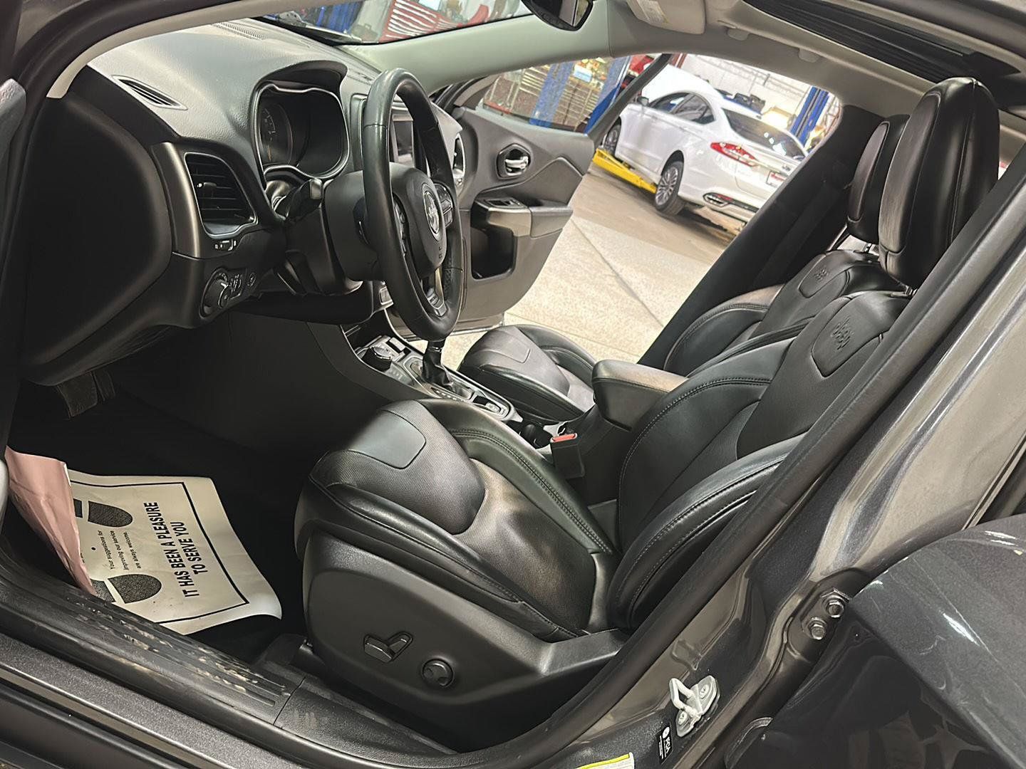 Used 2022 Jeep Cherokee Latitude Lux w/ Sun & Sound Group AWD/4WD image 15