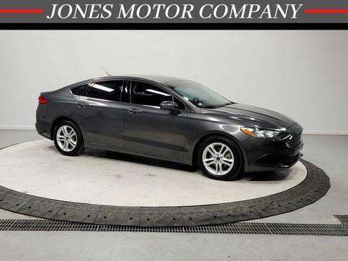 Used 2018 Ford Fusion SE image 1