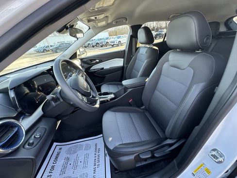 Used 2025 Chevrolet Trax LT image 20