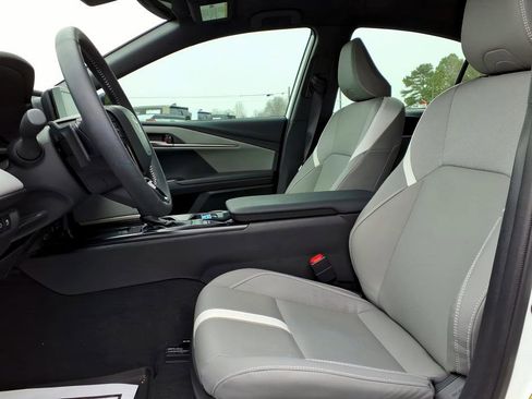 Certified 2025 Toyota Camry SE w/ Convenience Package image 12