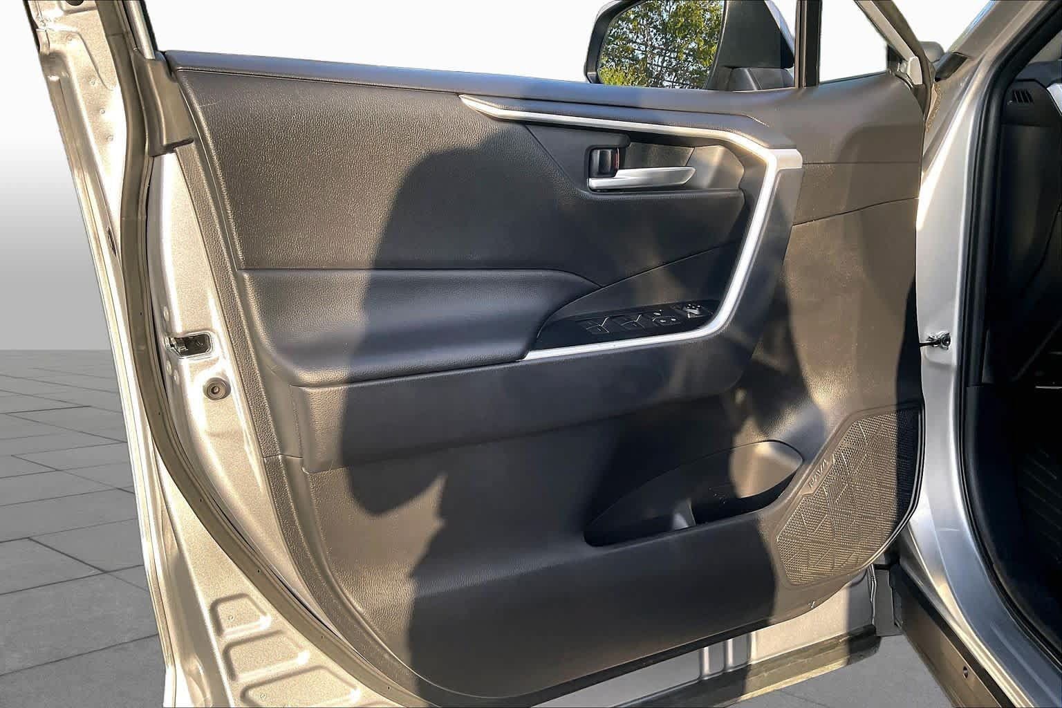 Used 2025 Toyota RAV4 XLE FWD image 21
