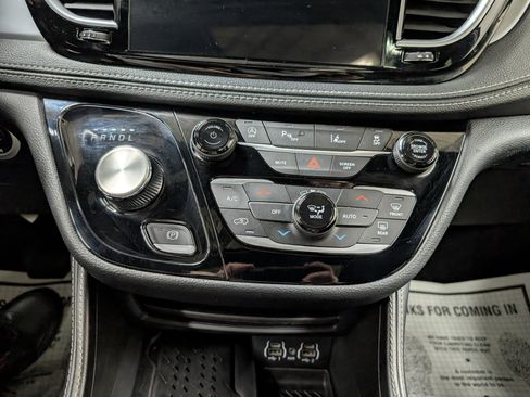 Used 2025 Chrysler Pacifica Limited image 27