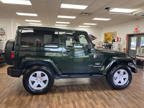 Used 2011 Jeep Wrangler Sahara w/ Connectivity Group AWD/4WD image 4