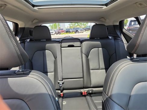 Used 2023 Volvo XC40 B5 Plus image 24