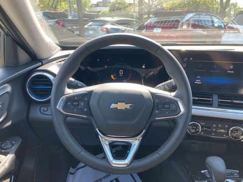 New 2026 Chevrolet Trax LT w/ LT Convenience Package FWD image 6