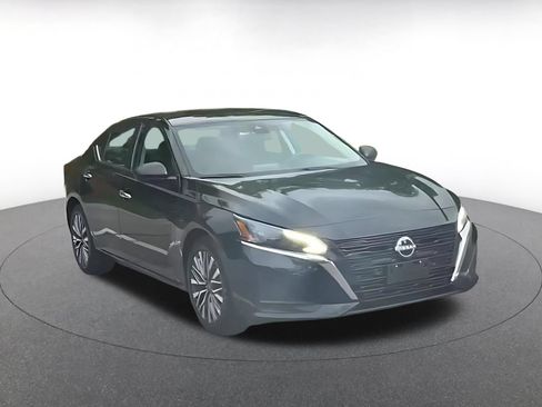 Used 2025 Nissan Altima 2.5 SV FWD image 3