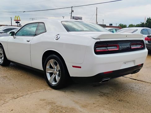 Used 2022 Dodge Challenger SXT image 6