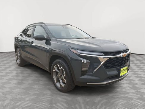 Used 2025 Chevrolet Trax LT FWD image 1