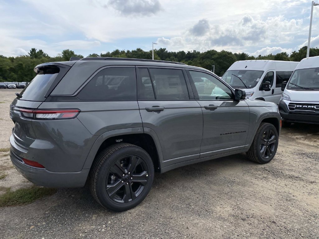 New 2027 Jeep Grand Cherokee Limited AWD/4WD image 3