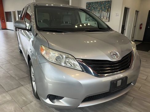 Used 2014 Toyota Sienna LE FWD image 1