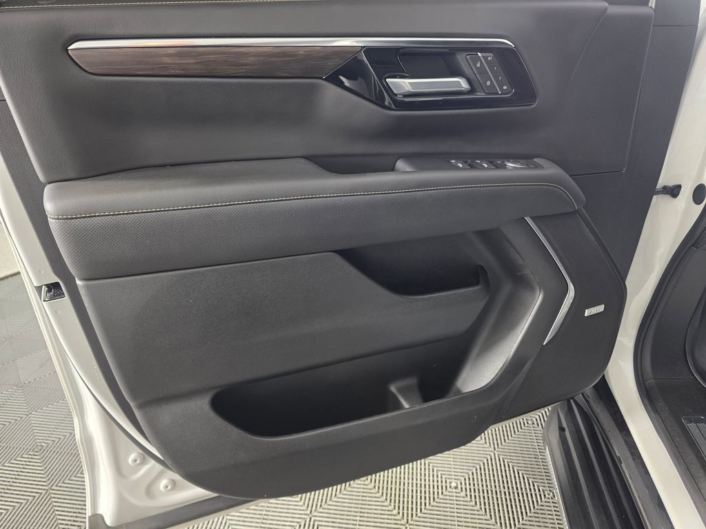 Used 2025 Chevrolet Tahoe Premier w/ Sun And Tow Package AWD/4WD image 11