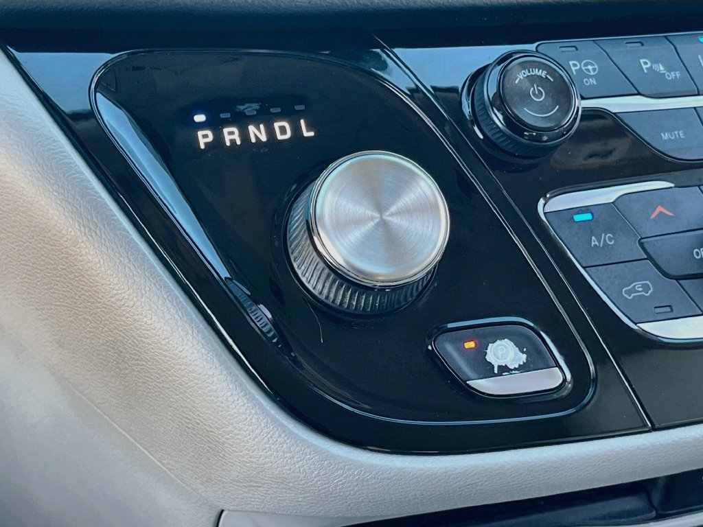 Used 2018 Chrysler Pacifica Touring-L w/ Advanced Safetytec Group FWD image 16