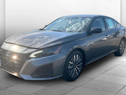 Used 2025 Nissan Altima 2.5 SV FWD image 13