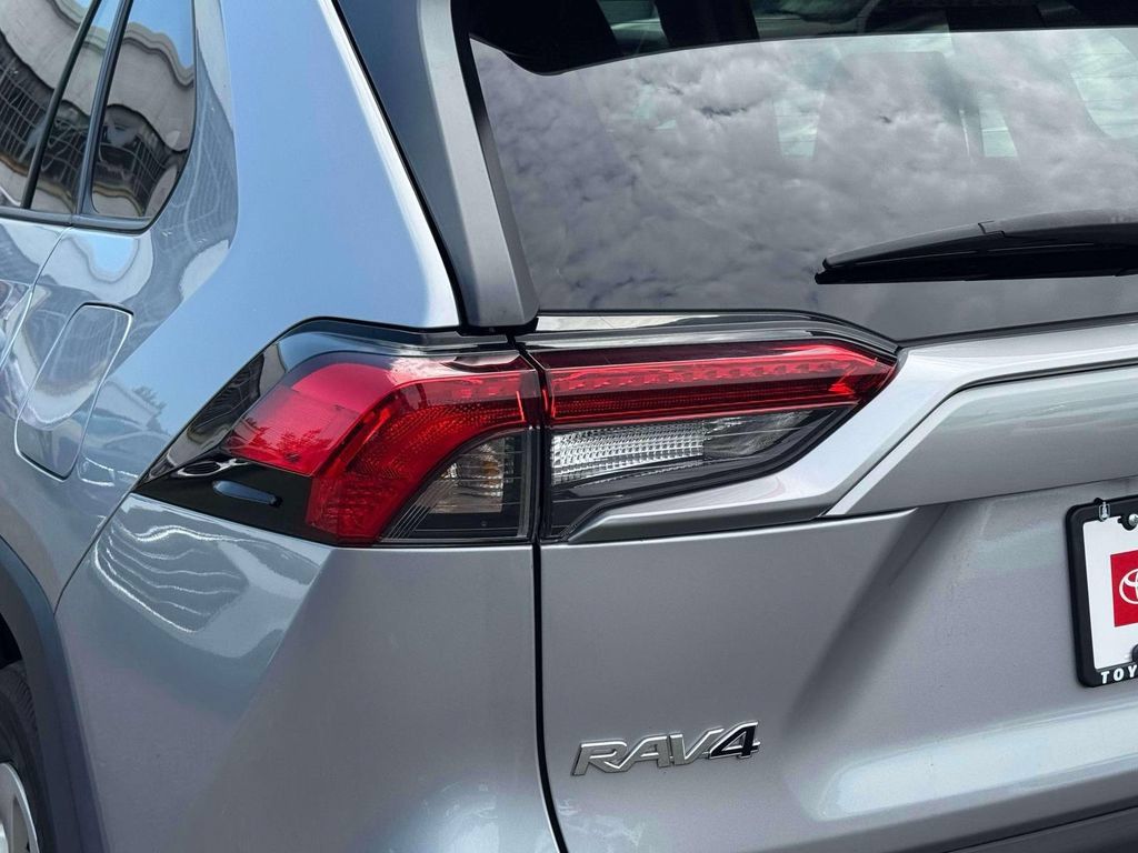 Used 2021 Toyota RAV4 LE AWD/4WD image 13
