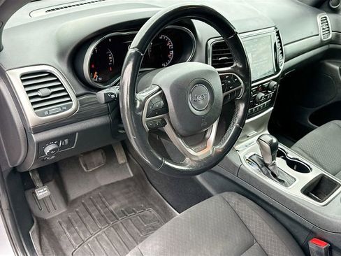 Used 2020 Jeep Grand Cherokee Laredo w/ 18" Wheel & 8.4" Radio Group image 9